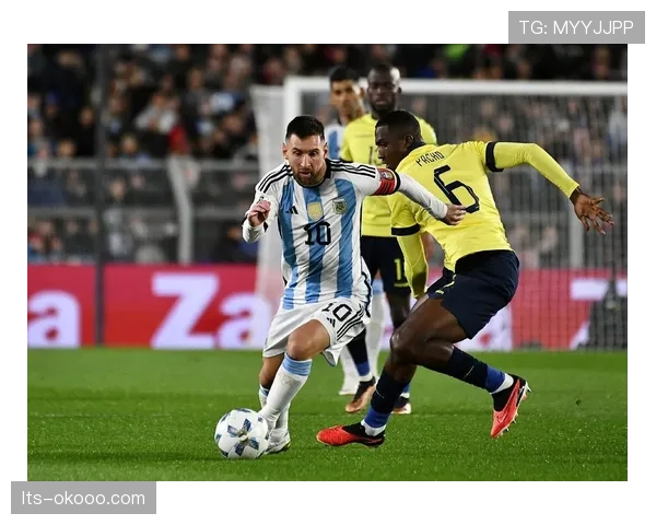 终场哨响，梅西仰望多伦多夜空，与迪马利亚紧紧相拥